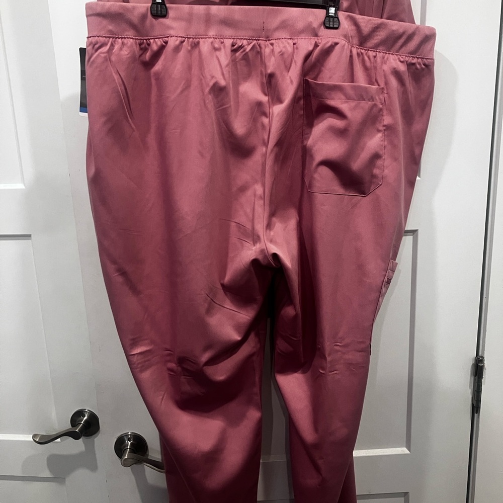 Pink Scrub Set with Pockets - Picture 5 of 9